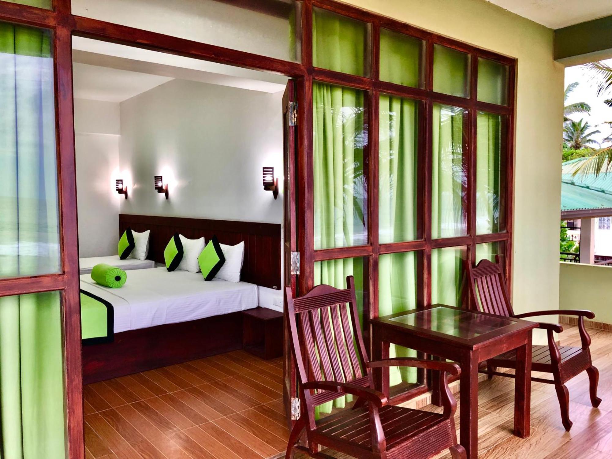 Serenade Beach Hotel Hikkaduwa Habitación foto